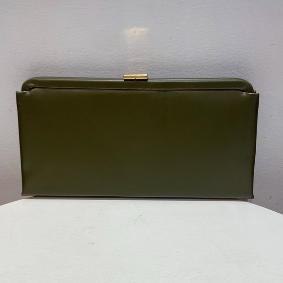 SOLD🚫Vintage 60s Pea Green Vinyl Top Handle/Clutch with Gold Tone Clasp - Picture 11 of 12
